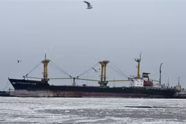 Tàu chở hàng hóa neo tại cảng Mariupol trên biển Azov, phía đông Ukraine ngày 2/12/2018. (Ảnh: AFP/ TTXVN)