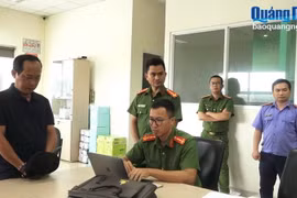 Đối tượng Lê Ngọc Phúc, mặc áo đen. (Nguồn: Báo Quảng Ngãi)