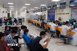 Người dân thực hiện các thủ tục hành chính thuận lợi tại Đồng Tháp. (Ảnh: TTXVN)