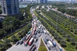 Đoạn đầu Đại lộ Thăng Long hướng về đường Vành đai 3 ùn tắc cục bộ kéo dài. (Ảnh: TTXVN)