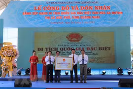 Thừa ủy quyền Thủ tướng Chính Phủ, Chủ tịch UBND tỉnh Quảng Ngãi Đặng Văn Minh, Phó giáo sư-Tiến sỹ Bùi Văn Liêm, Ủy viên Hội đồng Di sản Văn hóa Quốc gia trao Bằng xếp hạng Di tích Quốc gia Đặc biệt Văn hóa Sa Huỳnh cho lãnh đạo Sở Văn hóa-Thể thao và Du