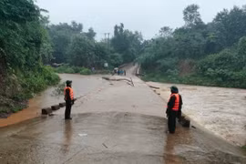 Một điểm chốt chặn tại khu vực cầu tràn của xã Hướng Lập, huyện Hướng Hóa, tỉnh Quảng Trị. (Ảnh: TTXVN phát)