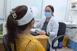 Bệnh nhân T. đến tái khám tại bệnh viện Bình Dân sau thời gian lọc thận. (Nguồn: Báo Tin Tức)