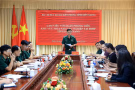 Đại tá Huỳnh Văn Đông, Chính ủy Bộ đội Biên phòng tỉnh Kiên Giang, phát biểu trong một buổi làm việc. (Ảnh: Hồng Đạt/TTXVN)