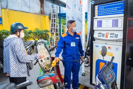 Mua, bán xăng tại cửa hàng kinh doanh xăng, dầu Petrolimex. (Ảnh: Trần Việt/ TTXVN)