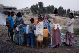 Người dân sơ tán tránh bạo lực tại một trường học ở Mekele, thủ phủ khu vực Tigray, Ethiopia ngày 19/6/2021. (Ảnh: AFP/TTXVN)