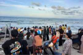 Lực lượng Bộ đội Biên phòng và người dân triển khai tìm kiếm học sinh bị mất tích. (Nguồn: Báo Biên phòng)