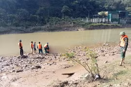 Lực lượng chức năng tìm thấy nạn nhân tại địa phận bản Khe Tỳ, xã Hữu Kiệm, huyện Kỳ Sơn, tỉnh Nghệ An, cách vị trị gặp nạn khoảng 10km. (Ảnh: TTXVN phát)