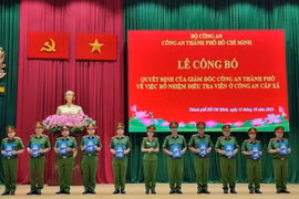 Đại tá Mai Hoàng, Phó Giám đốc, Thủ trưởng Cơ quan Cảnh sát điều tra Công an Thành phố Hồ Chí Minh, trao Quyết định bổ nhiệm điều tra viên cho các đồng chí. (Nguồn: Công an Thành phố Hồ Chí Minh)