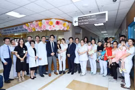Các bệnh nhi được ghép gan trong 2 năm qua cùng đội ngũ y bác sĩ Bệnh viện Đại học Y dược Thành phố Hồ Chí Minh và các chuyên gia Nhật Bản. (Ảnh: TTXVN phát)
