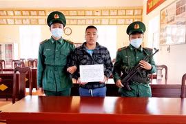 Đối tượng Điêu Chính Phượng bị bắt giữ tại Đồn Biên phòng Si Pha Phìn. (Ảnh: TTXVN phát)