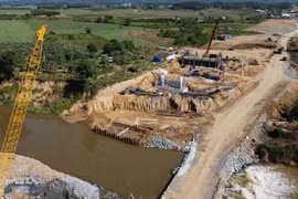 Tập đoàn Sơn Hải triển khai thi công một đoạn đường dài 23km, có tổng mức đầu tư là 2.300 tỷ đồng thuộc dự án đường cao tốc Vân Phong-Nha Trang. (Ảnh: Vũ Sinh/TTXVN)
