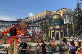 Khách tham quan vườn hoa hồng tại khu du lịch cáp treo Fansipan Legend. (Ảnh: Quốc Khánh/TTXVN)