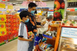 Người dân mua hàng tại Co.opmart. (Ảnh: Lê Huy Hải/TTXVN)