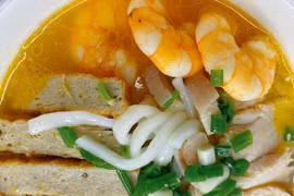 Bát bánh canh chả tôm. (Ảnh: Vietnam+)