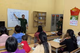 Lớp học xóa mù do Đồn Biên phòng Ia Lốp mở dạy chữ cho bà con thiểu số Jrai ở Cụm dân cư Suối Khôn. (Ảnh: TTXVN phát)
