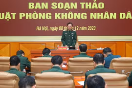 Thượng tướng Nguyễn Tân Cương, Ủy viên Trung ương Đảng, Tổng Tham mưu trưởng, Thứ trưởng Bộ Quốc phòng, Trưởng Ban Soạn thảo Luật Phòng không Nhân dân, chủ trì hội nghị. (Ảnh: Trọng Đức/TTXVN)