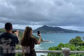 Khách du lịch chụp ảnh tại đảo Phuket, Thái Lan. (Nguồn: AFP/TTXVN)