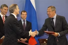 Hiệp định được Tổng thống Nga Dmitry Medvedev và Thủ tướng Na Uy Jens Stolltenberg ký hồi tháng 9/2010. (Ảnh: AP)