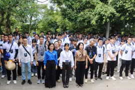 Đoàn thanh niên kiều bào dâng hương tưởng niệm các Vua Hùng tại Khu Di tích lịch sử Quốc gia đặc biệt Đền Hùng, thành phố Việt Trì, tỉnh Phú Thọ. (Ảnh: TTXVN phát)
