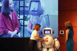 Tương tác cùng robot Anbi (10) do Công ty Cổ phần Công nghệ và Phát triển AnAn trình diễn trí tuệ nhân tạo, đọc tính cách con người thông qua nhận diện gương mặt. (Ảnh: Thanh Tùng/TTXVN)
