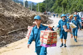Các lực lượng tham gia vận chuyển đồ cứu trợ cho người dân vùng lũ Điện Biên. (Ảnh: Xuân Tư/TTXVN)