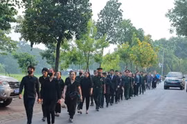 6h sáng 25/7, nhân dân đã tập trung tại quê nhà của Tổng Bí thư Nguyễn Phú Trọng ở làng Lại Đà, xã Đông Hội, huyện Đông Anh, thành phố Hà Nội chuẩn bị vào viếng. (Ảnh: TTXVN)
