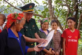 Bộ đội Biên phòng tỉnh Điện Biên tuyên truyền về Luật Biên phòng Việt Nam, Luật phòng, chống mua bán người... cho người dân huyện Nậm Pồ. (Ảnh minh họa: TTXVN phát)