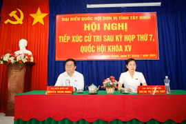 Trưởng Ban Tuyên giáo Trung ương Nguyễn Trọng Nghĩa và bà Hoàng Thị Thanh Thúy chủ trì Hội nghị tiếp xúc cử tri huyện Gò Dầu, tỉnh Tây Ninh. (Ảnh: Giang Phương/TTXVN)