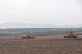 Xe tăng quân đội Thổ Nhĩ Kỳ tiến về phía Afrin từ khu vực Hatay, Thổ Nhĩ Kỳ ngày 21/1. (Nguồn: THX/TTXVN)