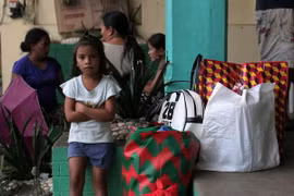 Người dân Philippines sơ tán khi núi lửa Mayon tại tỉnh Albay có dấu hiệu phun trào ngày 14/1. (Nguồn: THX/TTXVN)