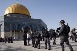 Lực lượng an ninh Israel gác tại quần thể đền Haram al-Sharif ở Jerusalem ngày 27/7. (Nguồn: AFP/TTXVN)