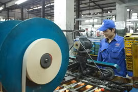 Sản xuất pin tại Công ty Cổ phần Pin Hà Nội (Tập đoàn Hóa chất Việt Nam). (Ảnh: Hoàng Hùng/TTXVN)