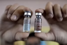 Vắcxin Dengvaxia trong chương trình tiêm chủng tại một trường tiểu học ở ngoại ô Manila ngày 4/4/2016. (Nguồn: AFP/TTXVN)