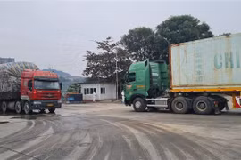 Xe thông quan qua cửa khẩu Cửa khẩu quốc tế đường bộ số 2 Kim Thành, Lào Cai. (Ảnh: Hương Thu/TTXVN)