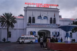 Xe cứu thương đỗ bên ngoài tòa nhà trụ sở của chính quyền địa phương ở Mogadishu, Somalia, sau vụ tấn công ngày 22/1/2023. (Ảnh: AFP/ TTXVN)