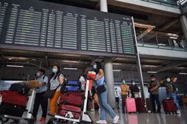 Khách du lịch tới sân bay Suvarnabhumi, Thái Lan. (Ảnh: AFP/TTXVN)