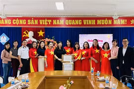 Ban liên lạc người Việt châu Âu “Vì biển, đảo Việt Nam” trao tặng quà Tết cho cán bộ, chiến sỹ tại đảo Trường Sa 10 bộ loa di động trị giá hơn 48 triệu đồng. (Ảnh: TTXVN phát)