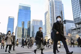 Người dân trên đường phố Tokyo, Nhật Bản, ngày 4/1/2023. (Ảnh: Kyodo/ TTXVN)
