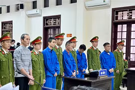 Các bị cáo tại phiên xét xử. (Ảnh: Nguyên Linh/TTXVN)