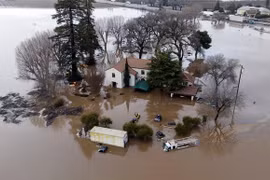 Cảnh ngập lụt do ảnh hưởng của bão tại Gilroy, bang California, Mỹ ngày 9/1. (Ảnh: AFP/TTXVN)