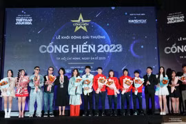 Ban tổ chức tặng hoa cho các đề cử tại lĩnh vực âm nhạc và thể thao. (Ảnh: Thu Hương/TTXVN)