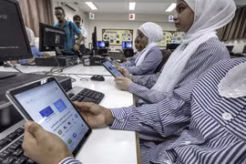 Học sinh sử dụng máy tính bảng tại trường học của UNRWA ở Gaza ngày 7/9/2022. (Ảnh: AFP/ TTXVN)