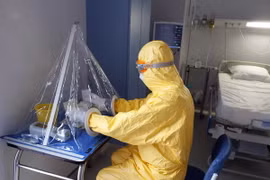 Chuyển biến mới trong điều trị Ebola: Virus không dễ lây lan?