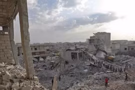 Cảnh đổ nát sau các vụ tấn công tại Idlib, Syria. (Nguồn: AFP)
