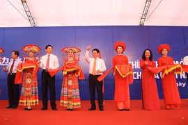 Phó Thủ tướng Vương Đình Huệ cắt băng chính thức mở cặp cửa khẩu Chi Ma (Việt Nam)-Ái Điểm (Trung Quốc). (Ảnh: Quang Duy/TTXVN)