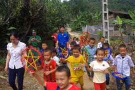 Các em học sinh tại điểm trưởng Tả Phìn rất vui khi được đón Tết trung thu sớm. (Ảnh: Công Tuyên/TTXVN)