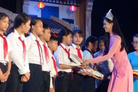 Hoa hậu Việt Nam 2018 Trần Tiểu Vy tặng quà cho trẻ em có hoàn cảnh đặc biệt khó khăn. (Ảnh: Đoàn Hữu Trung/TTXVN)