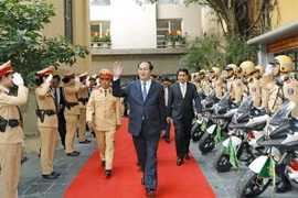 Chủ tịch nước Trần Đại Quang với các chiến sỹ Cảnh sát giao thông (Công an Thành phố Hà Nội). (Ảnh: Nhan Sáng/TTXVN)