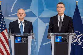 Bộ trưởng Quốc phòng Mỹ James Mattis (trái) và Tổng thư ký NATO Jens Stoltenberg. (Nguồn: nato.int)